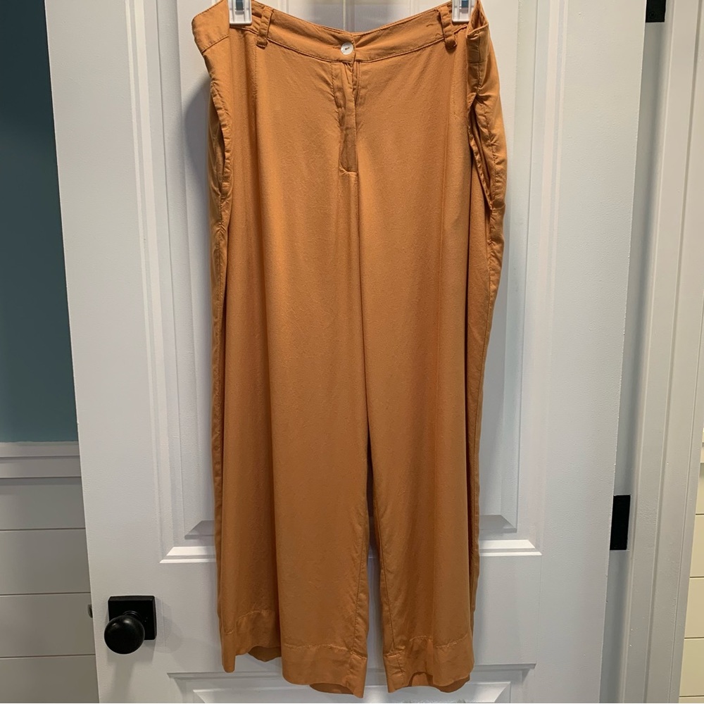 Bombay & Paisley capris. Caramel colored. Wide leg capri pants. Size Large.